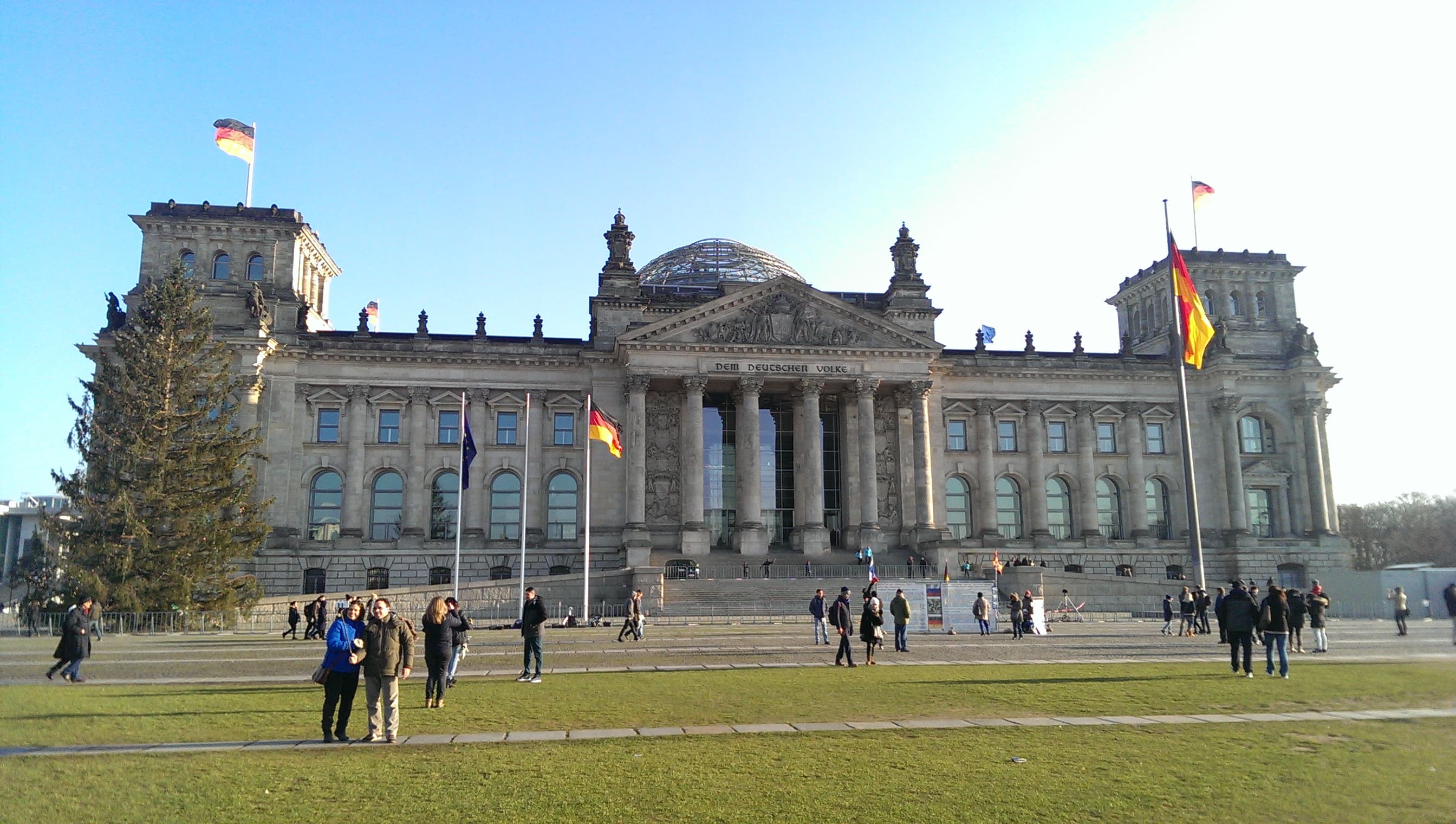 Das Reichstagsgebäude am Platz der Republik in Berlin ist seit 1999 der Sitz des Deutschen Bundestages. Die Bundesversammlung tritt hier ebenfalls seit 1994 zur Wahl des deutschen Bundespräsidenten zusammen.