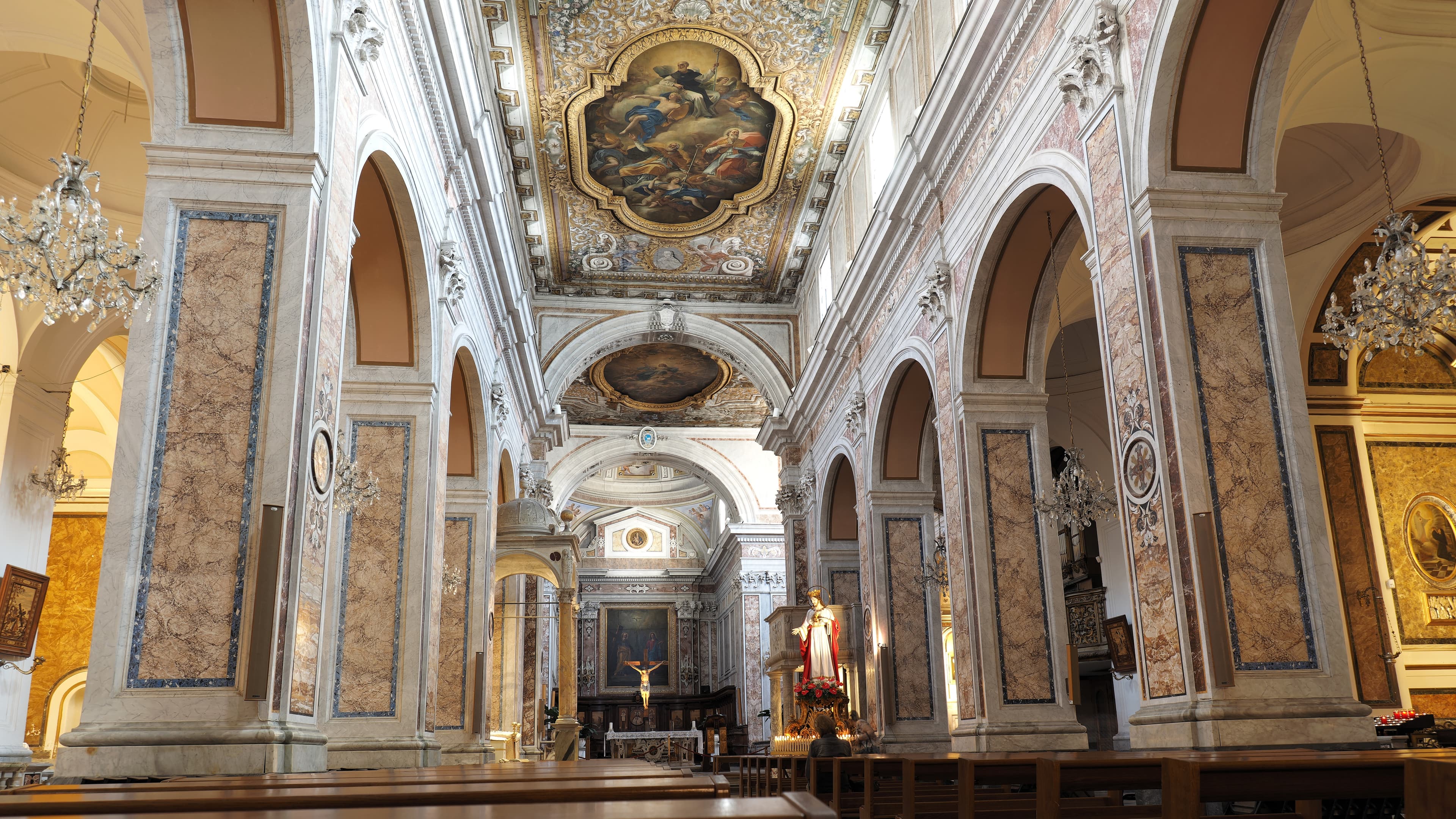 Das mittlere Kirchenschiff der Kathedrale San Filippo e Giacomo in Sorrent, Italien.