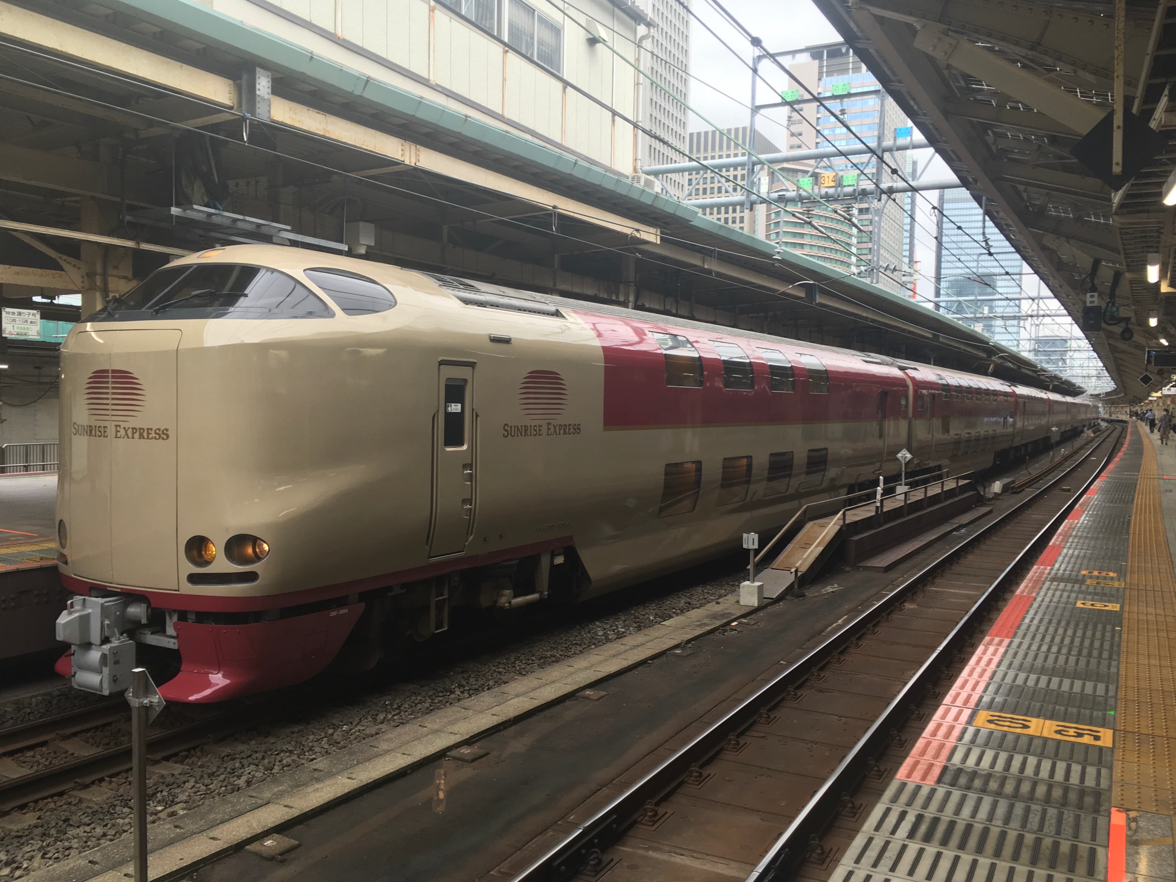 285系I5編成が東京駅にて、遅延のため昼間に入線した。