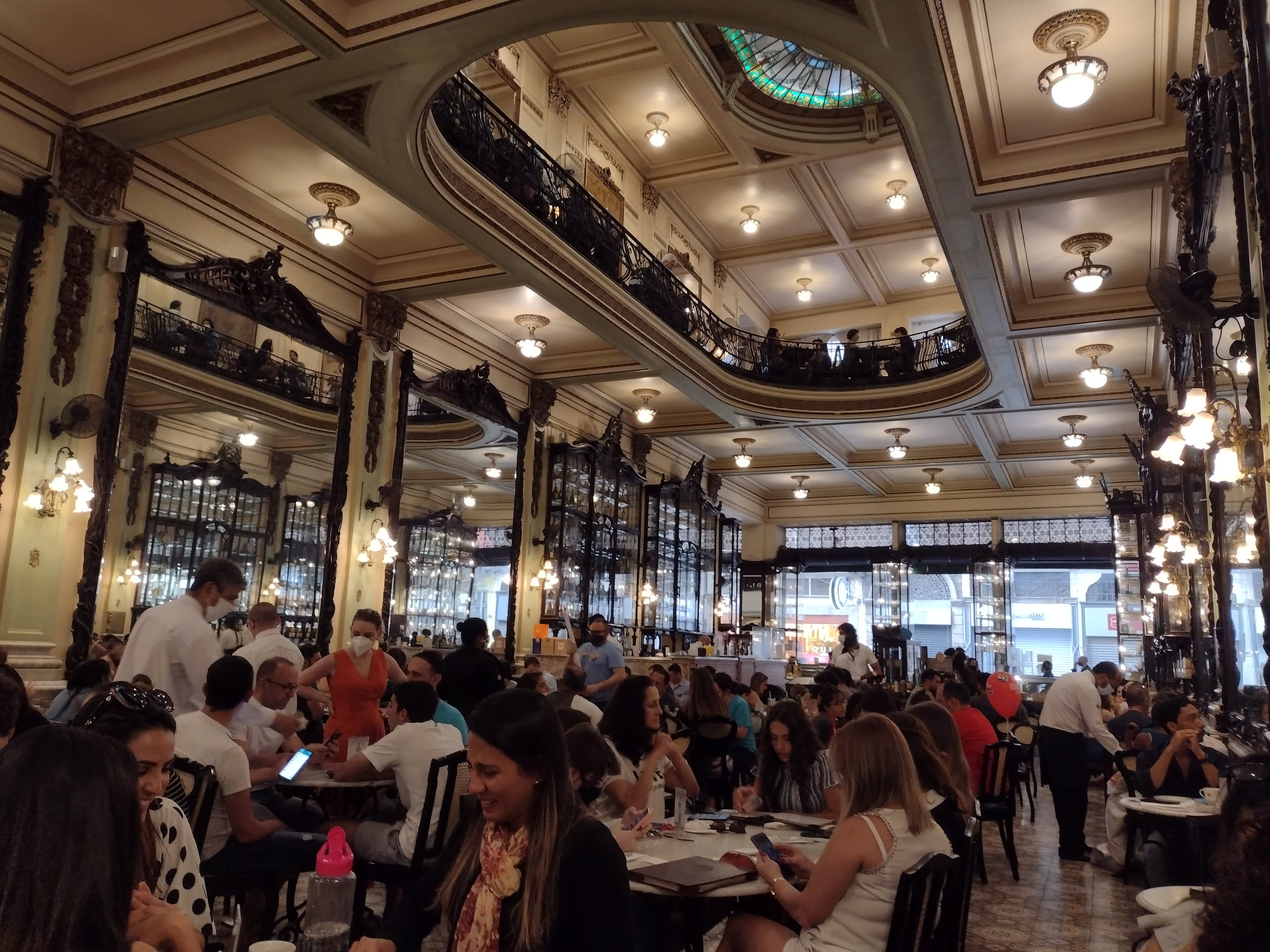 Foto da Confeitaria Colombo no centro do Rio de Janeiro.