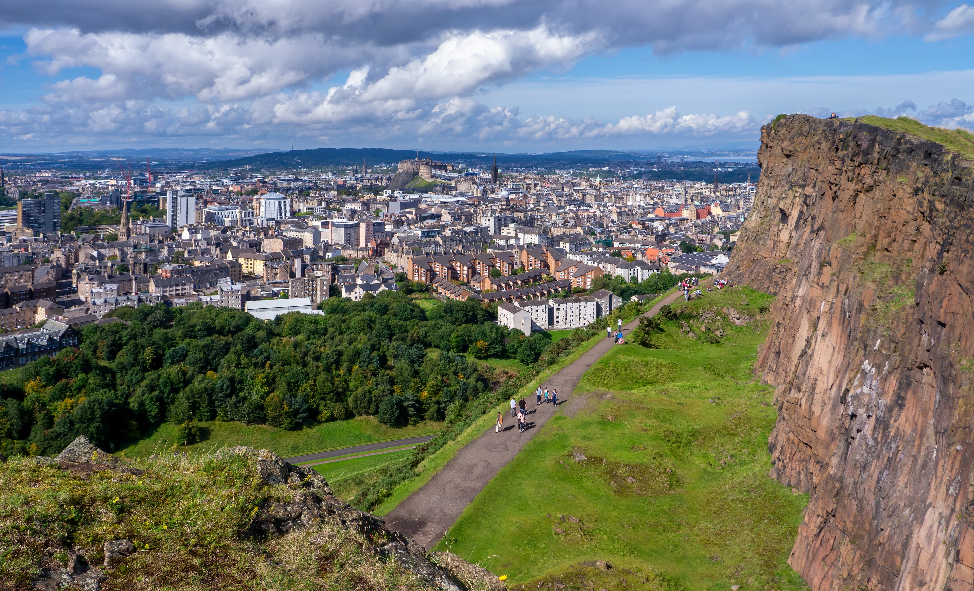 Exploring the Enchanting Cityscape of Edinburgh, Scotland