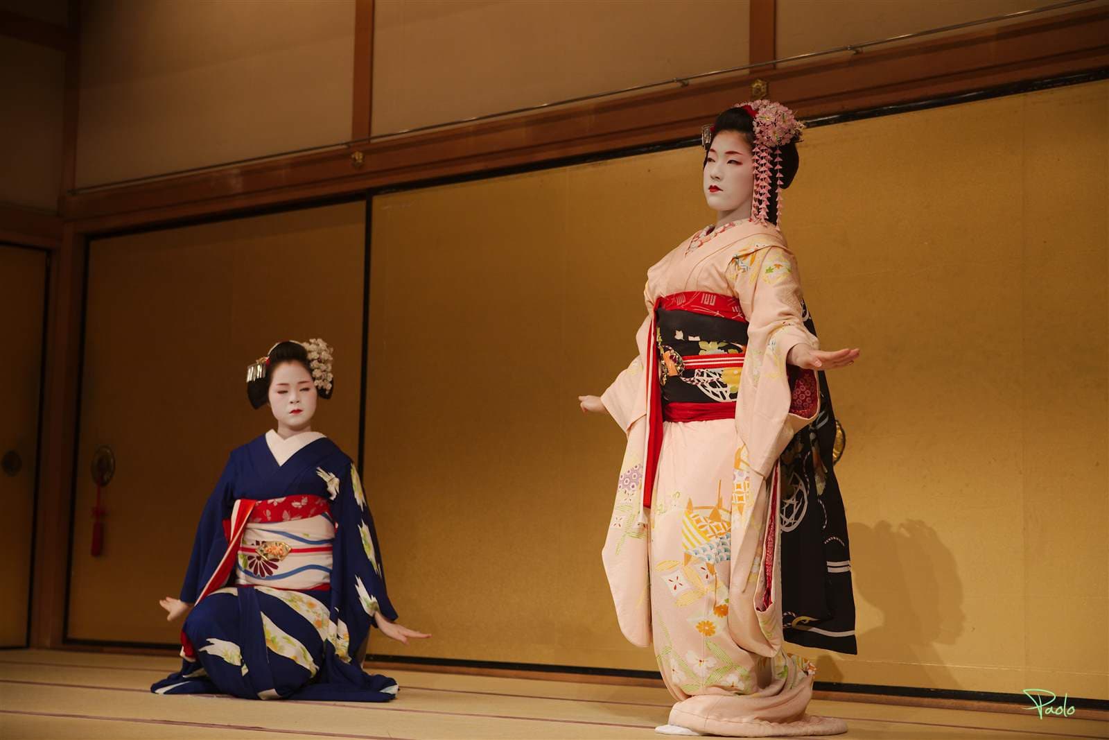 Geisha show in Gion, Kyoto. Spettacolo di geishe nel quartiere di Gion, Kyoto.