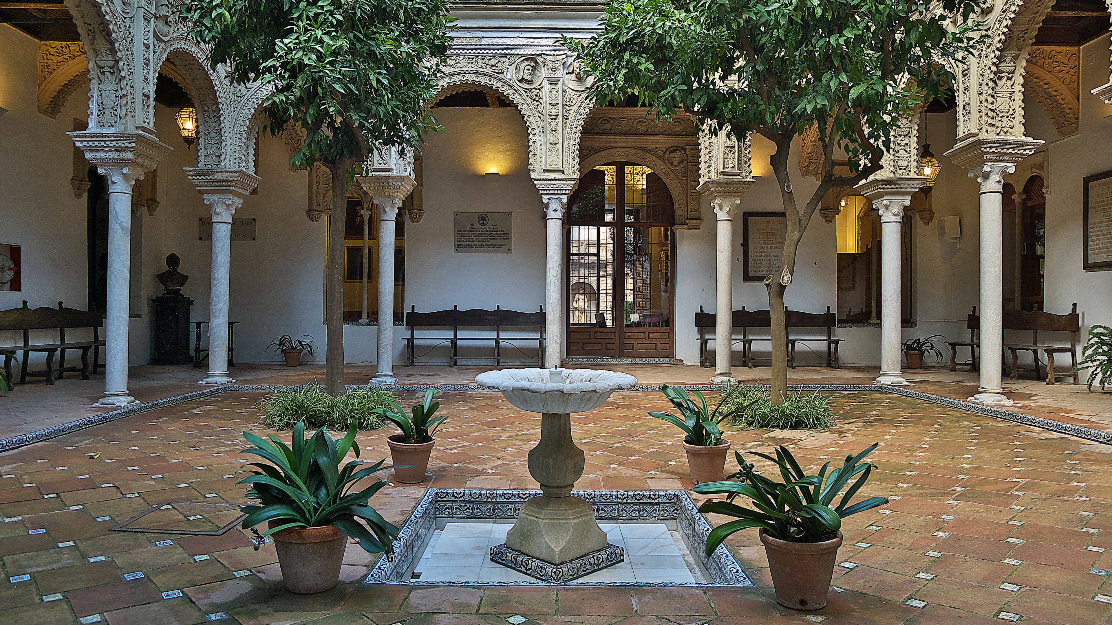 Casa de los Pinelo (Sevilla). A la lograda decoración plateresca, debemos añadir las precisas proporciones del patio palaciego. Principios del siglo XVI.