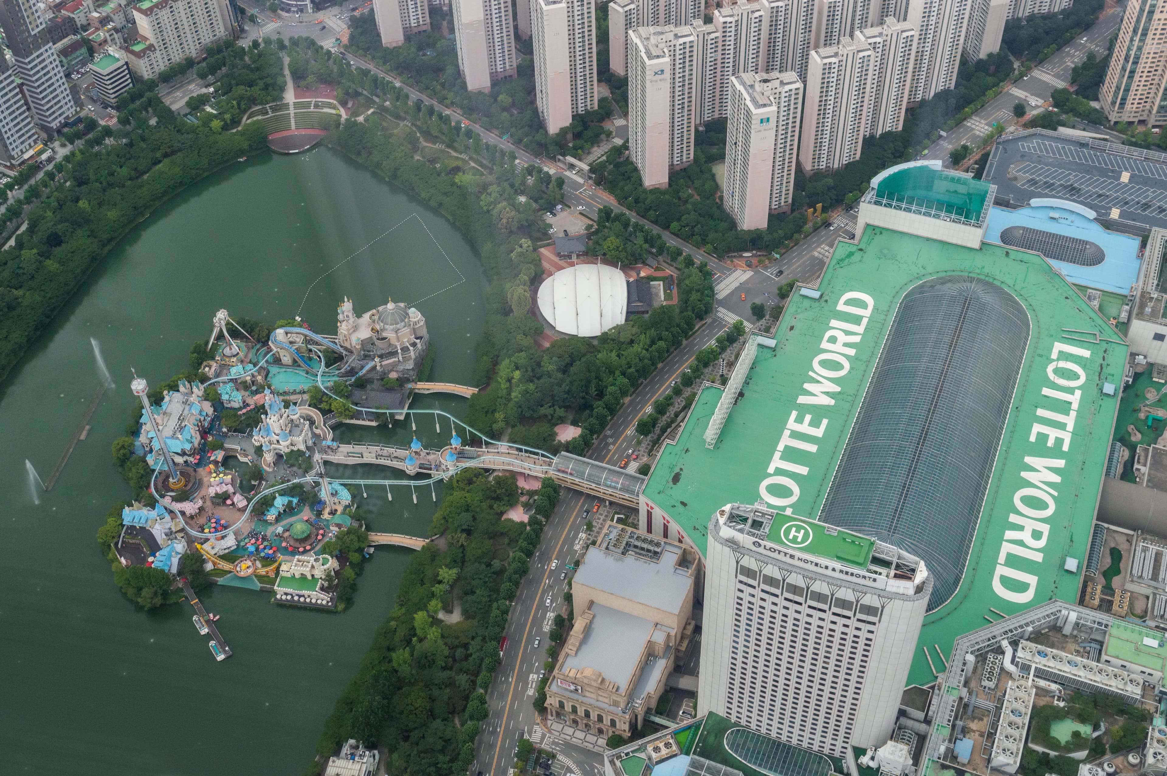 Lotte World and Seokchon Lake, as viewed from the observation deck of Lotte World Tower.