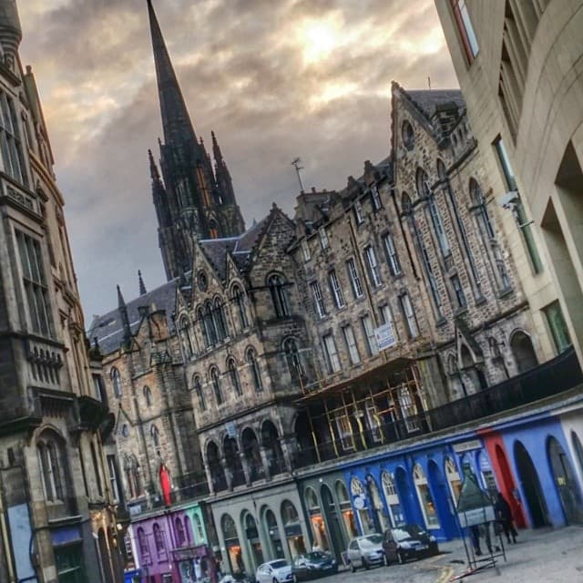 Good evening from Edinburgh! Here’s a view looking down Victoria Street.