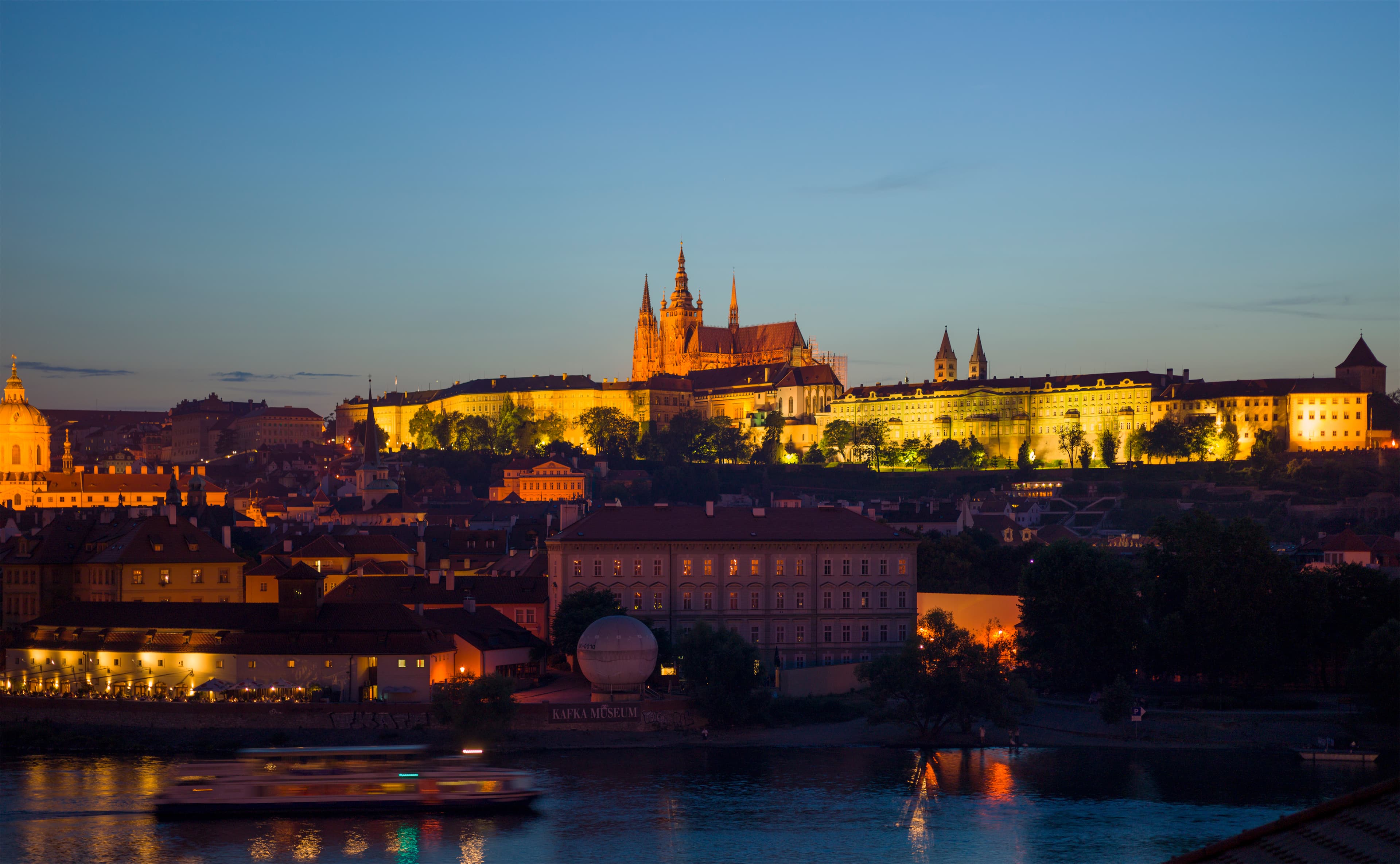 Exploring the Timeless Beauty of Prague: A Comprehensive Travel Guide