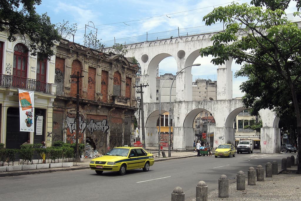 Volkswagen Santana and Fiat Siena taxicabs in Arcos da Lapa, Rio de Janeiro.