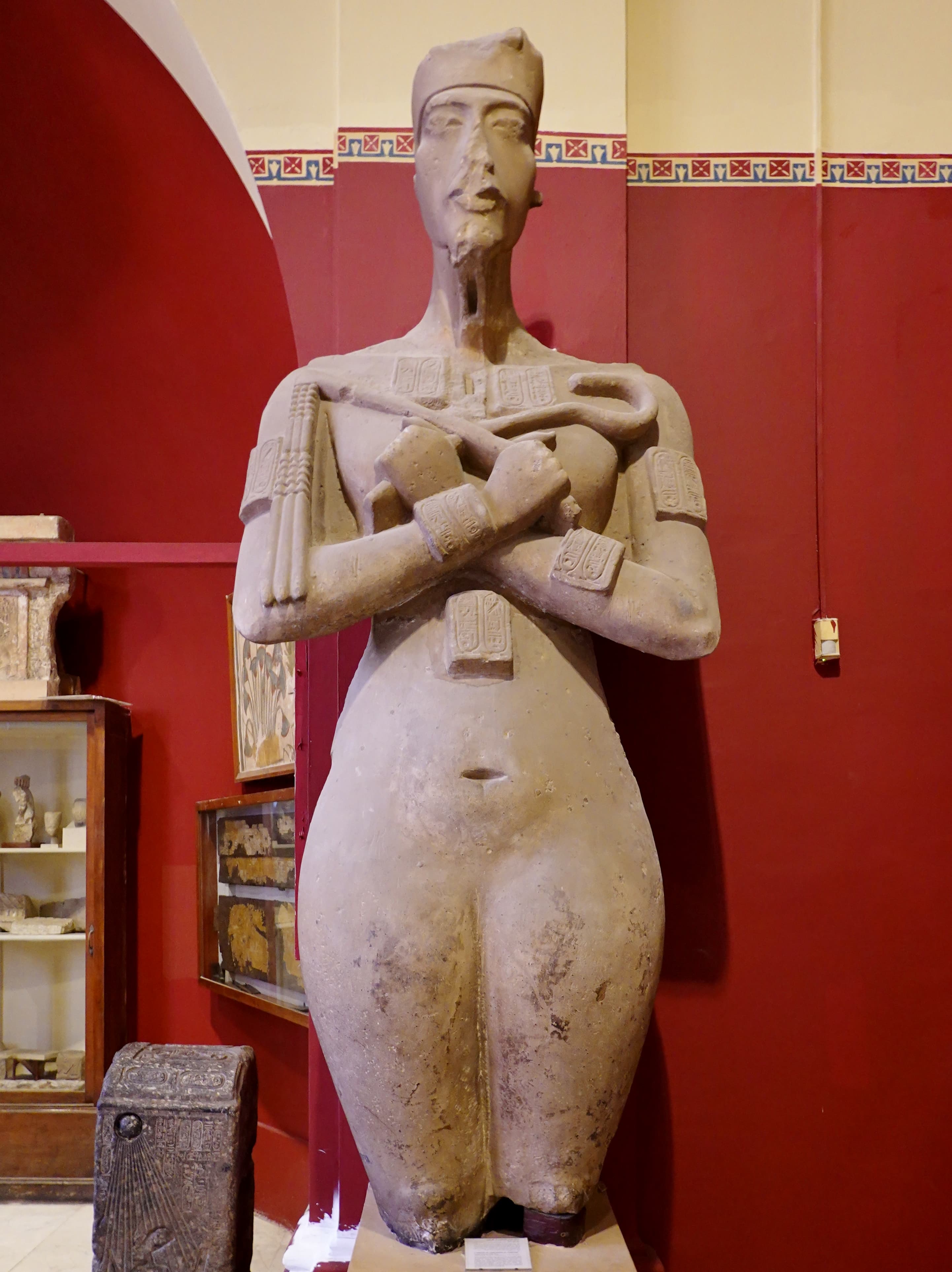 Statue des Königs Amenophis IV. (Echnaton) aus der 18. altägyptischen Dynastie, ausgestellt im Ägyptischen Museum in Kairo, Ägypten.