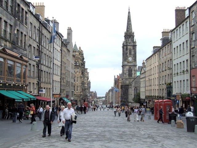 The Royal Mile, Edinburgh
At this point, the Royal Mile is known as the High Street. At the junction of High Street and South Bridge, in Hunter Square, stands the Tron Kirk, which was founded in 1637 by King Charles I.