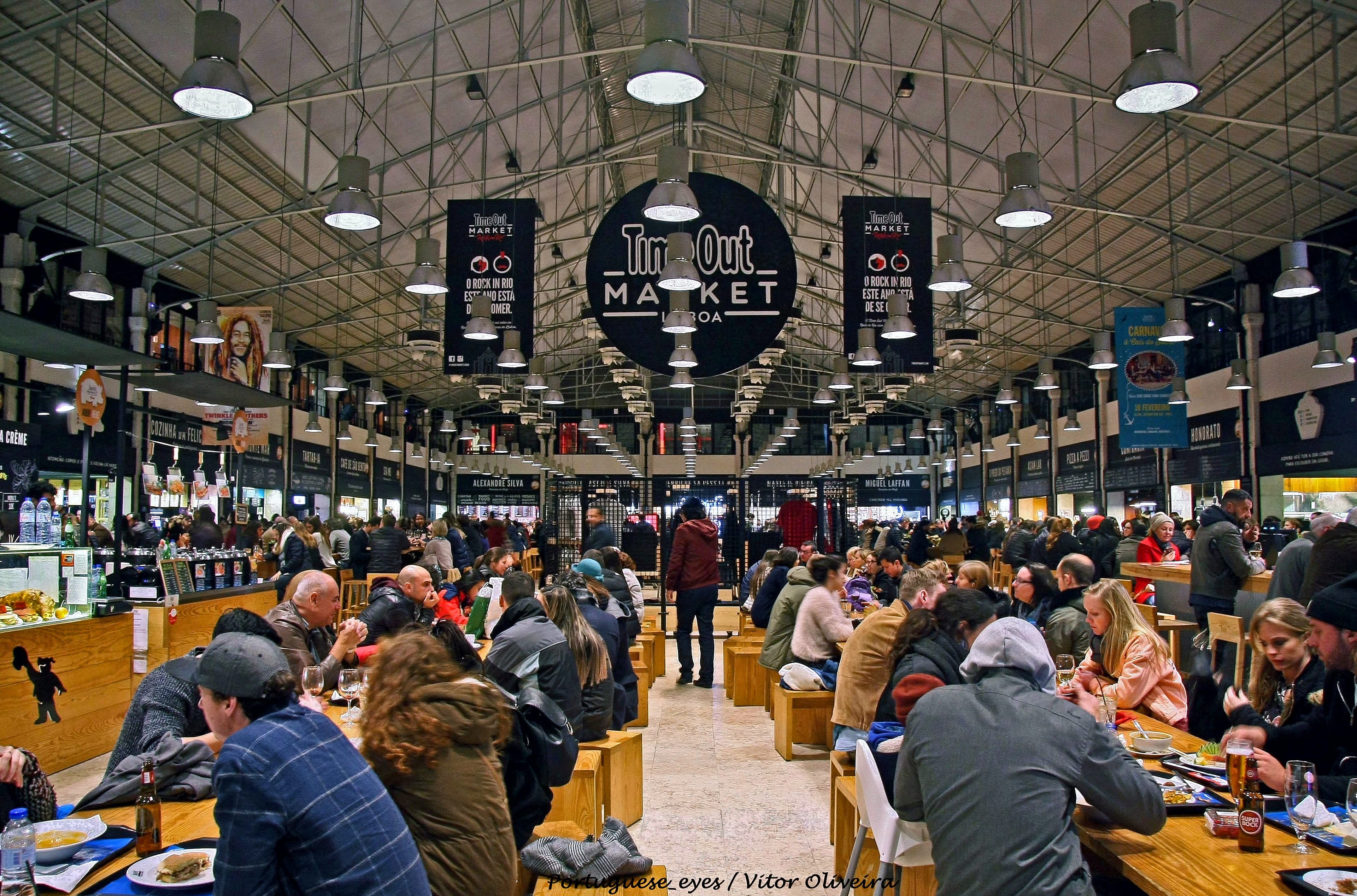O Mercado da Ribeira (também conhecido como Mercado 24 de Julho) é o principal mercado de Lisboa desde 1892, quando foi inaugurado com um interior em ferro e uma grande cúpula de inspiração oriental. Em 2014, passou a ser gerido pela revista Time Out Lisboa e acrescentou bancas dedicadas à restauração e ao comércio.

As bancas tradicionais de venda de produtos frescos encontram-se no piso térreo e estão abertas das 6h às 14h. O espaço de restauração, com mesas em estilo cantina, abriu em maio de 2014 e tornou-se um destino gastronômico. Ele está localizado no lado poente do edifício, no piso térreo, e funciona todos os dias, das 10h à meia-noite de domingo a quarta-feira, e das 10h às 2h de quinta-feira a sábado.

Mistura bancas de chefs renomados com várias marcas de produtos nacionais, e a oferta varia entre mariscos, pregos, hambúrgueres, sushi e gelados, entre outras especialidades. Ao centro estão as bancas de bebidas.